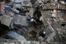 Palestínčania kontrolujú miesto izraelského útoku v Rafahu. FOTO: Reuters