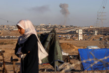 Dym stúpa po izraelskom nálete na budovy v blízkosti oddeľujúceho múru medzi Egyptom a Rafahom. FOTO: Reuters