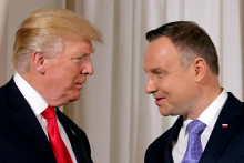 Donald Trump (vľavo) a Andrzej Duda vo Varšave v roku 2017. Trump vraví, že kým bol vo funkcii, prežil s Dudom skvelé roky a verí, že si to zopakujú. FOTO: Reuters