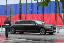 Senátna limuzína Aurus s ruským prezidentom Vladimirom Putinom. FOTO: Reuters