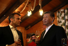 Francúzsky prezident Emmanuel Macron (vľavo) sa s čínskym lídrom Si Ťin-pchingom stretol pri obci Bagnere-de-Bigorre v Pyrenejach. FOTO: Reuters