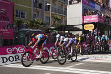 Taliansky cyklista Jonathan Milan z tímu Lidl-Trek víťazí v 4. etape Giro d‘Italia, ktorá merala 190 km a viedla z Acqui Terme do Andory. FOTO: TASR/AP