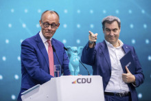 Predseda Kresťanskodemokratickej únie Nemecka (CDU) Friedrich Merz a predseda bavorskej CSU Markus Söder gestikulujú na straníckom zjazde nemeckých konzervatívcov z aliancie CDU-CSU v Berlíne. FOTO: TASR/AP
