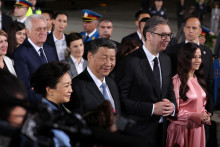 Srbský prezident Aleksandar Vučič a jeho manželka Tamara Vučič vítajú čínskeho prezidenta Si Ťin-pchinga a jeho manželku Peng Liyuan na oficiálnej dvojdňovej štátnej návšteve na letisku Nikolu Teslu v Belehrade. FOTO: REUTERS