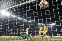 Mats Hummels z Borussie Dortmund strelil svoj druhý gól za Gianluigim Donnarummom z Paríža St. Germain predtým, ako bol odmietnutý. FOTO: REUTERS