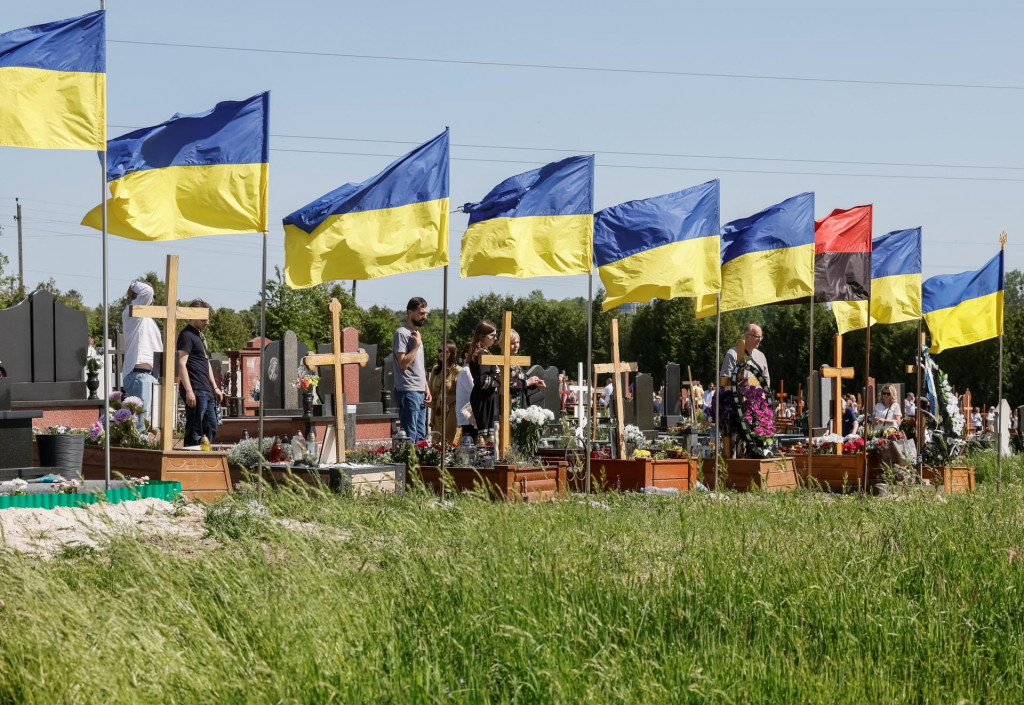 Veriaci navštevujú hroby svojich blízkych, mŕtvych ukrajinských obrancov, aby im vzdali úctu v deň Veľkej noci. FOTO: Reuters