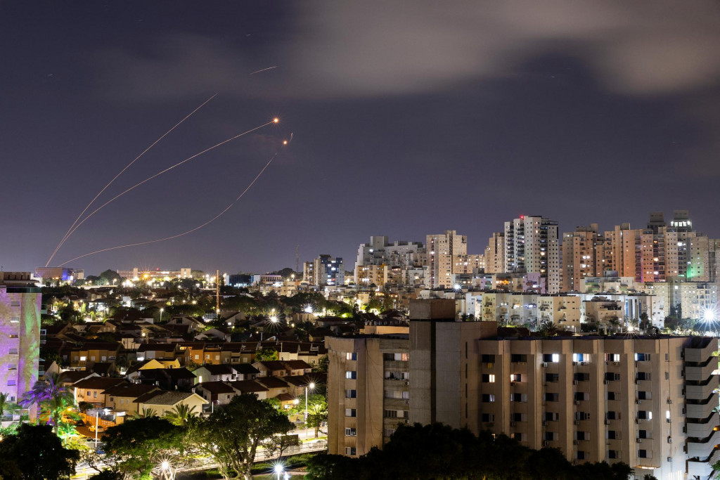 Izraelský protiraketový systém Iron Dome zachytáva rakety vypustené z Gazy. FOTO: Reuters