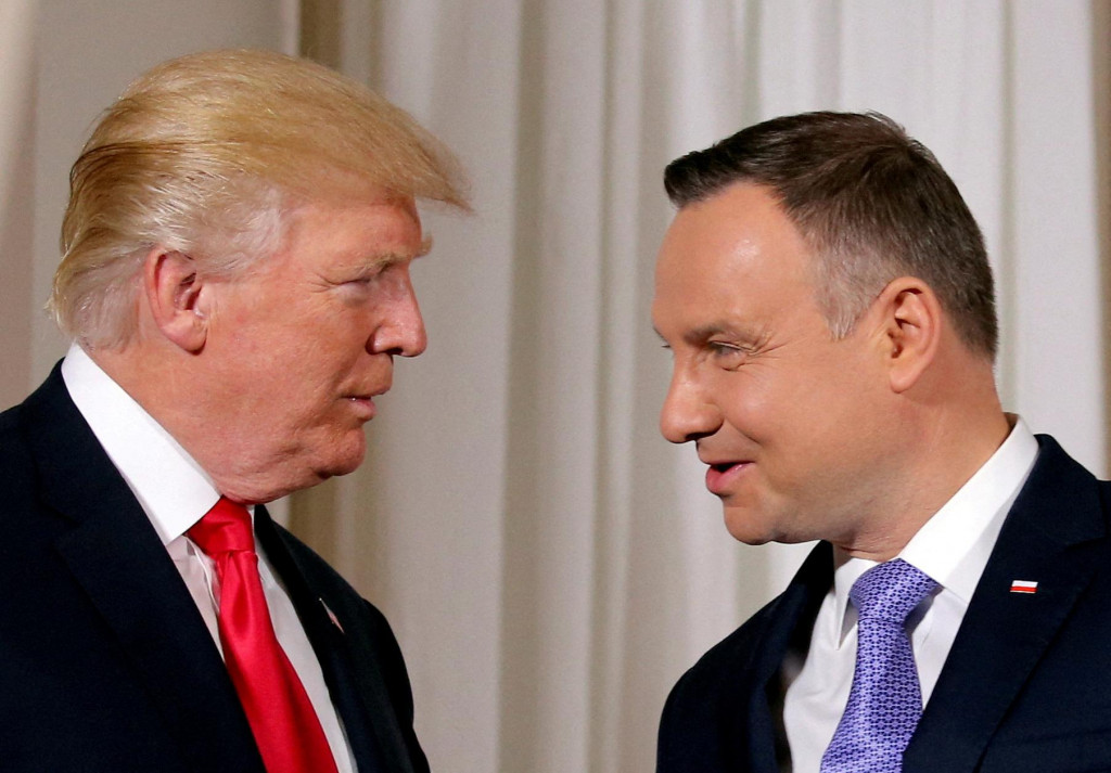 Donald Trump (vľavo) a Andrzej Duda vo Varšave v roku 2017. Trump vraví, že kým bol vo funkcii, prežil s Dudom skvelé roky a verí, že si to zopakujú. FOTO: Reuters
