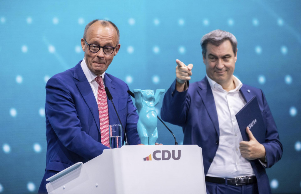 Predseda Kresťanskodemokratickej únie Nemecka (CDU) Friedrich Merz a predseda bavorskej CSU Markus Söder gestikulujú na straníckom zjazde nemeckých konzervatívcov z aliancie CDU-CSU v Berlíne. FOTO: TASR/AP