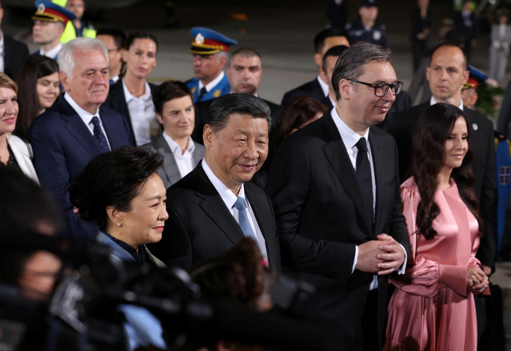Srbský prezident Aleksandar Vučič a jeho manželka Tamara Vučič vítajú čínskeho prezidenta Si Ťin-pchinga a jeho manželku Peng Liyuan na oficiálnej dvojdňovej štátnej návšteve na letisku Nikolu Teslu v Belehrade. FOTO: REUTERS