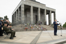 Predseda vlády Robert Fico počas príhovoru pri príležitosti Dňa víťazstva nad fašizmom na vojenskom pamätníku Slavín 8. mája 2024 v Bratislave. FOTO: TASR/Pavel Neubauer
