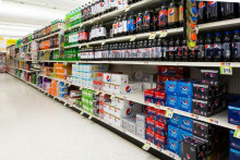 Pri nákupe sladených nápojov si v mnohých krajinách musí spotrebiteľ siahnuť hlbšie do vrecka. FOTO: archív