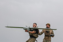 Ukrajinskí vojaci vyppúšťajú dron. FOTO: Reuters