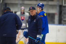 Tréner hokejovej reprezentácie SR Craig Ramsay počas tréningu na zraze reprezentácie pred majstrovstvami sveta 2024 v hokeji. FOTO: TASR/Jakub Kotian