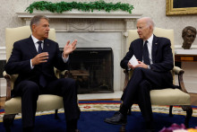 Americký prezident Joe Biden sa nedávno stretol s rumunským náprotivkom Klausom Iohannisom. FOTO: Reuters