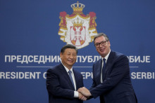 Čínsky prezident Si Ťin-pching (vľavo) a srbský prezident Aleksandar Vučič si podávajú ruky počas stretnutia. FOTO: TASR/AP