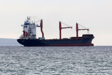 Nákladná loď, ktorá preváža pomoc na mólo, ktoré postavili USA pri Gaze. FOTO: Reuters