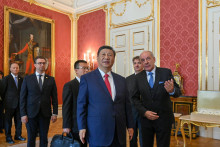 Maďarský prezident Tamás Sulyok víta čínskeho prezidenta Si Ťin-pchinga na Budínskom hrade. FOTO: Reuters
