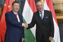 Čínsky prezident Si Ťin-pching (vľavo) a maďarský prezident Tamás Sulyok pózujú počas stretnutia v Budapešti. FOTO: TASR/AP