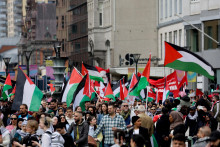 Ľudia držia palestínske vlajky počas protestu proti účasti Izraela na súťaži Eurovision Song Contest pred druhým semifinále vo švédskom Malmö.  FOTO: Reuters