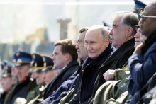 Diváci a predstavitelia vrátane ruského prezidenta Vladimira Putina sledujú vojenskú prehliadku na Deň víťazstva. FOTO: Reuters