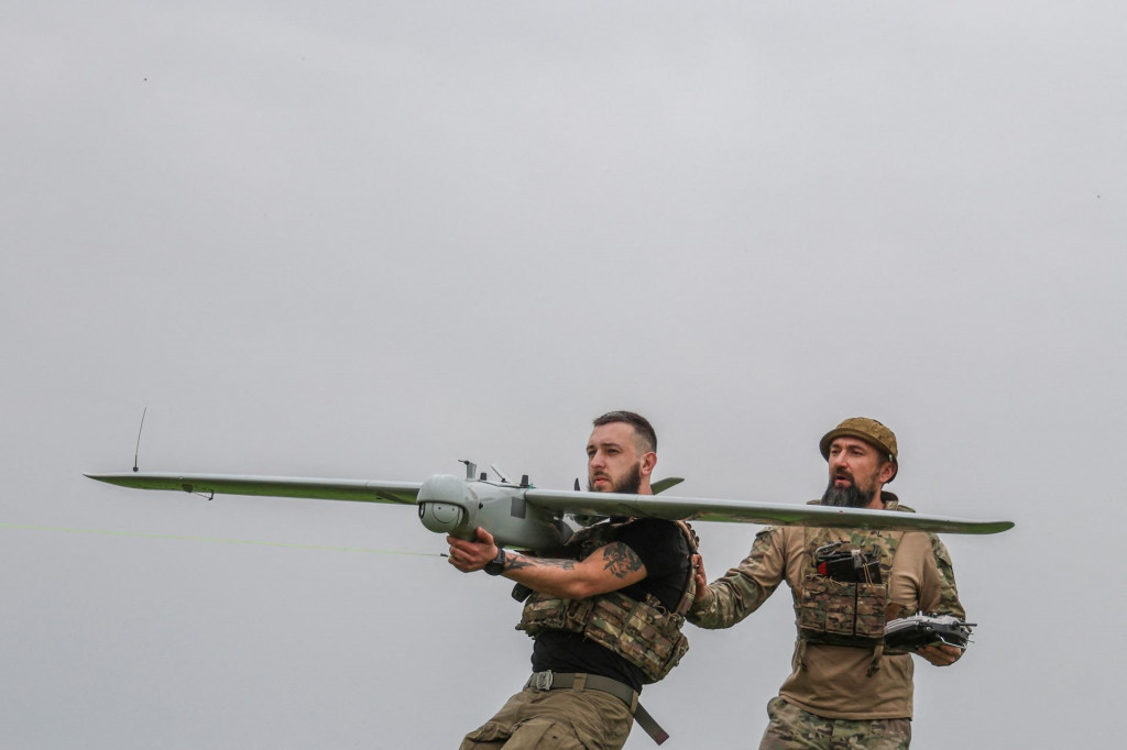 Ukrajinskí vojaci vyppúšťajú dron. FOTO: Reuters