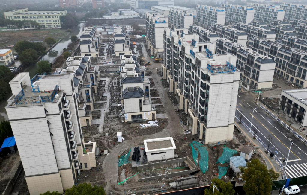 Pohľad z dronu na rozostavanú bytovú výstavbu Country Garden v Šanghaji v Číne. FOTO: REUTERS