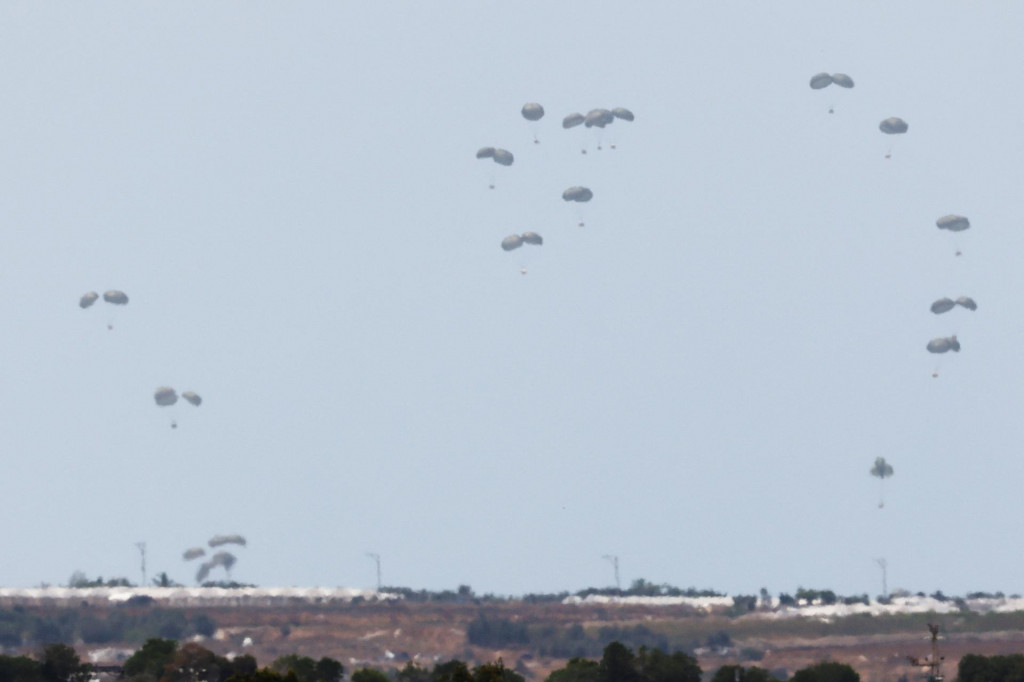 Humanitárna pomoc padá oblohou smerom k pásmu Gazy. FOTO: Reuters