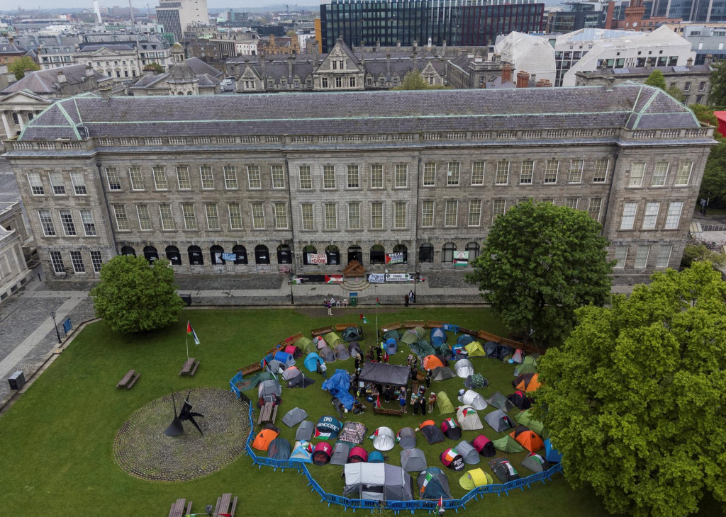 Tábor študentov na pôde Trinity College počas protestu na podporu Palestínčanov v Gaze. FOTO: Reuters