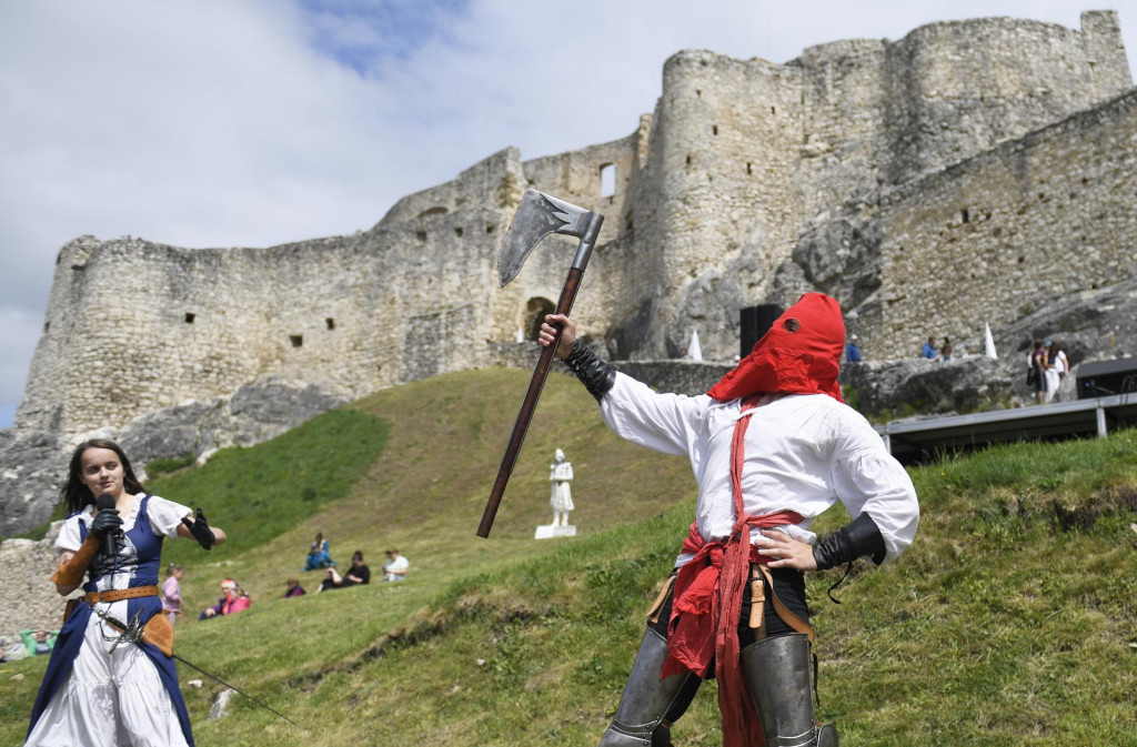 Snímka z otvorenia letnej turistickej sezóny na Spišskom hrade. FOTO: TASR/František Iván