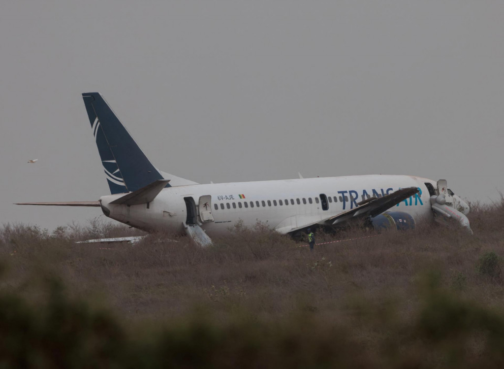 Na hlavnom senegalskom letisku blízko hlavného mesta Dakaru zišlo lietadlo zo vzletovej dráhy. FOTO: Reuters