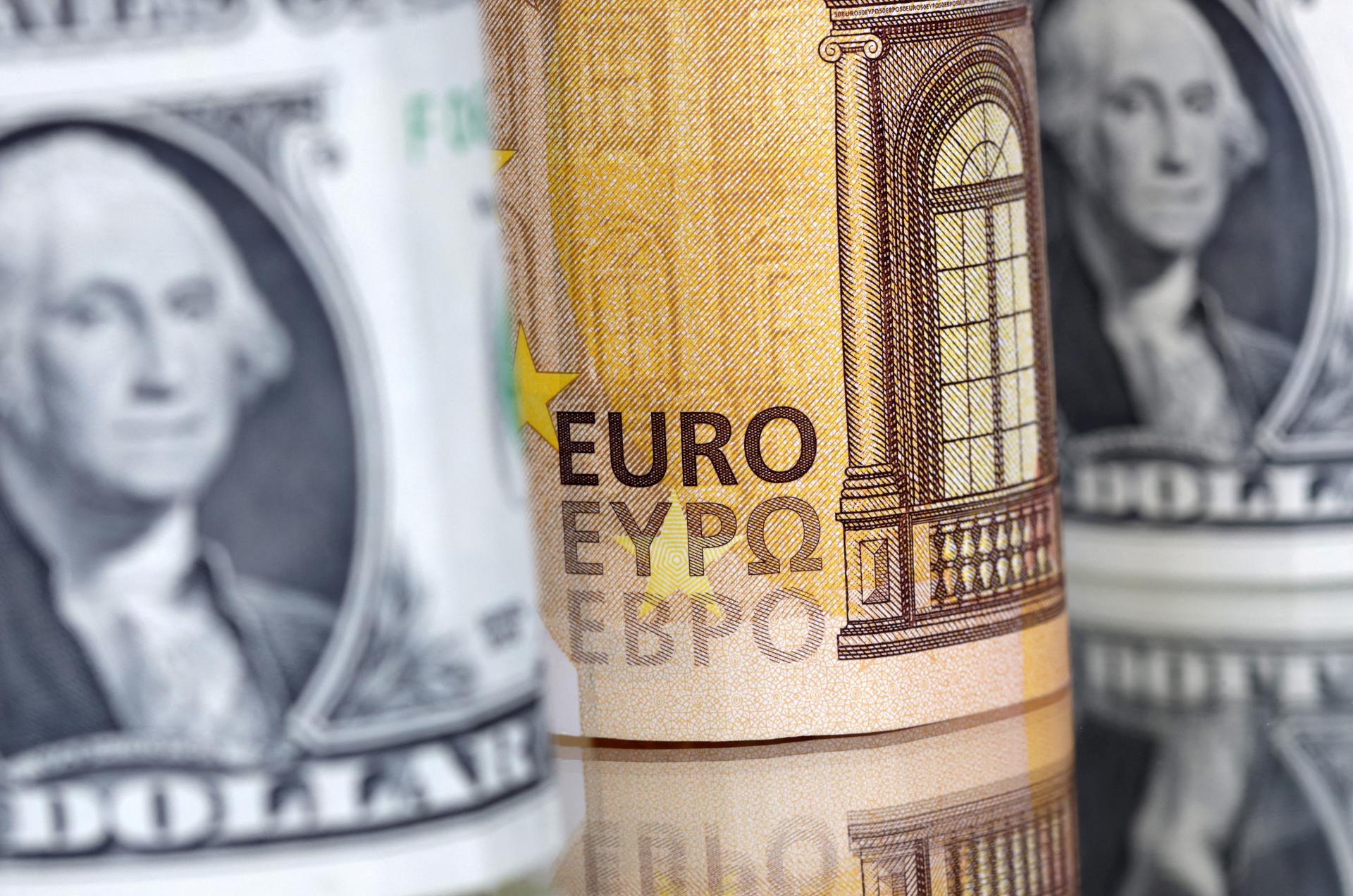Euro v piatok oslabilo, dôvodom je posilnenie dolára