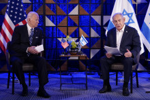 Izraelský premiér Benjamin Netanjahu a americký prezident Joe Biden počas stretnutia v Tel Avive. FOTO: TASR/AP