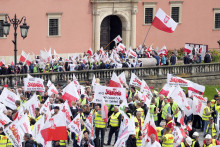 Poľskí farmári a ďalší demonštranti sa zhromaždili v centre Varšavy, aby protestovali proti klimatickej politike Európskej únie a proeurópskej vláde Poľska. FOTO: TASR/AP