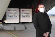 Prvého marca 2021 pristálo v Košiciach lietadlo s ruskou vakcínou Sputnik V. Očkovacie látky následne testovali vo firme Imuna Pharm. FOTO: TASR/F. Iván
