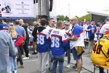 Slovenskí a nemeckí hokejoví fanúšikovia trávia čas vo fanzóne pred zápasom základnej B-skupiny Slovensko - Nemecko na 87. majstrovstvách sveta v ľadovom hokeji v Ostrave. FOTO: TASR/Michal Runák