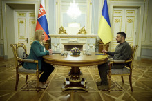 Slovenská prezidentka Zuzana Čaputová a ukrajinský prezident Volodymyr Zelenskyj diskutujú počas stretnutia v Kyjeve. FOTO: TASR/AP