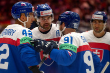 Slovenskí hokejisti zľava Martin Fehérváry, Peter Čerešňák a Matúš Sukeľ v zápase základnej B-skupiny Slovensko - Nemecko na 87. majstrovstvách sveta v ľadovom hokeji v Ostrave. FOTO: TASR