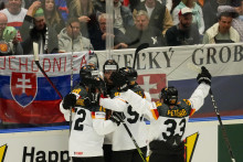 Hokejisti Nemecka sa tešia po strelení gólu na 2:3 v zápase základnej B-skupiny Slovensko - Nemecko na 87. majstrovstvách sveta v ľadovom hokeji v Ostrave. FOTO: TASR/AP