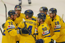 Švédsky hokejista Joel Eriksson Ek sa teší so spoluhráčmi po strelení gólu v zápase základnej B-skupiny Švédsko - USA na 87. majstrovstvách sveta v ľadovom hokeji v Ostrave. FOTO: TASR/AP