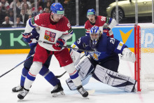 Fínsky brankár Harri Säteri a hokejista Česka Daniel Voženílek v zápase základnej A-skupiny Švajčiarsko - Nórsko na 87. majstrovstvách sveta v ľadovom hokeji v Prahe. FOTO: TASR/AP
