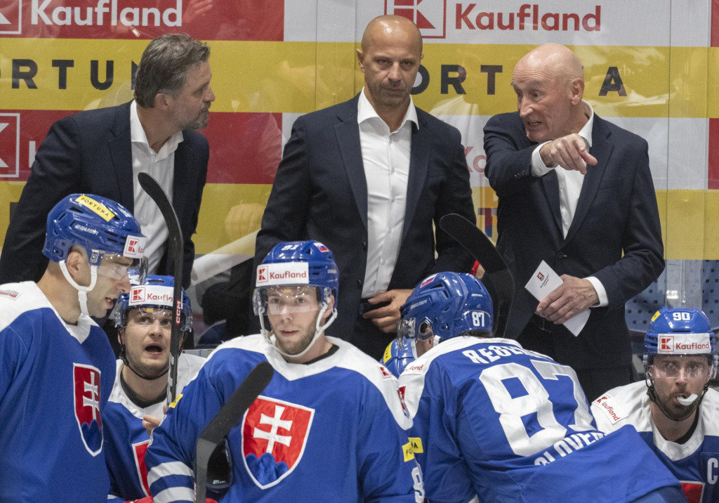 Hore sprava tréner hokejistov Slovenska Craig Ramsay, jeho asistenti Ján Pardavý a Róbert Petrovický, dole sprava kapitán Tomáš Tatar, Pavol Regenda, Matúš Sukeľ, Viliam Čacho a Andrej Kudrna. FOTO: TASR/Martin Baumann