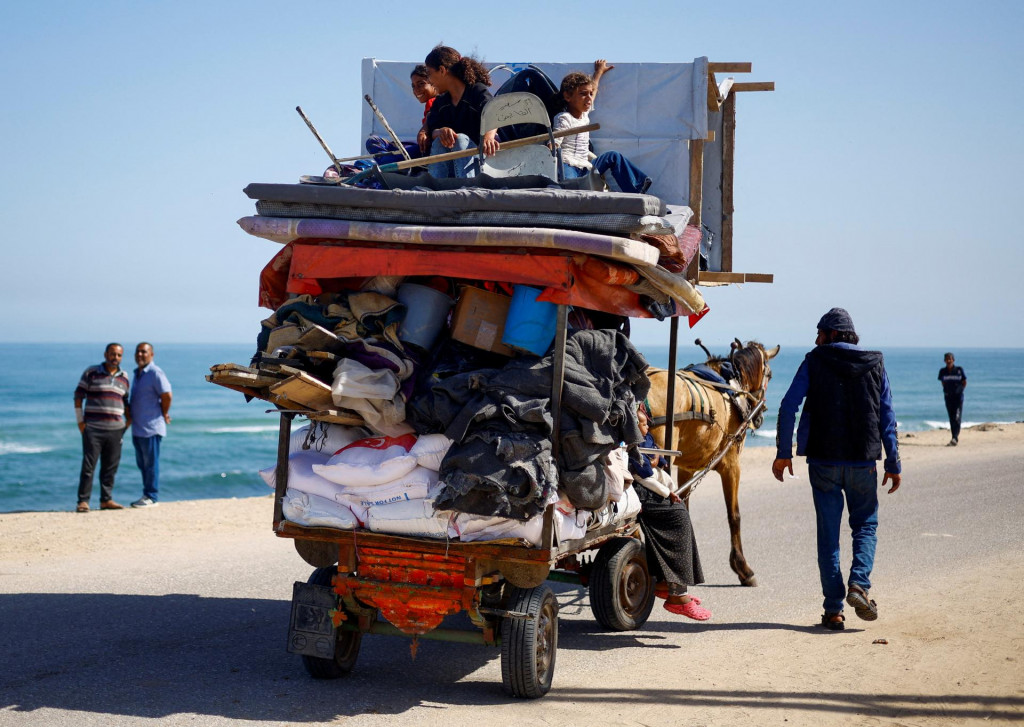 Palestínčania utekajú z Rafahu. FOTO: Reuters