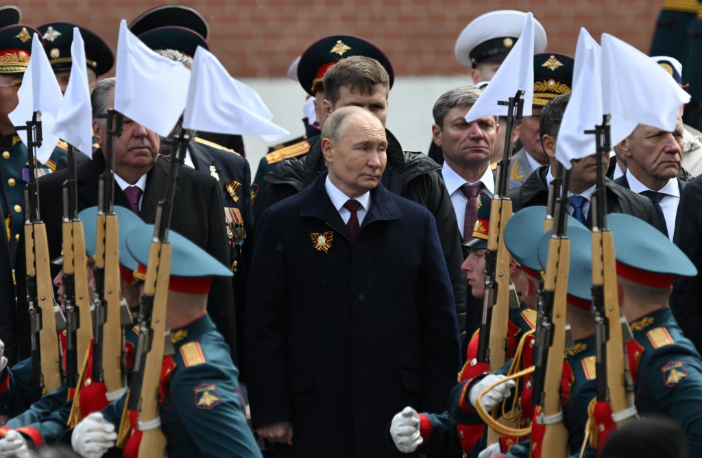 Ruský prezident Vladimir Putin a ďalší lídri počas osláv 79. výročia víťazstva v druhej svetovej vojne v Moskve. FOTO: Reuters