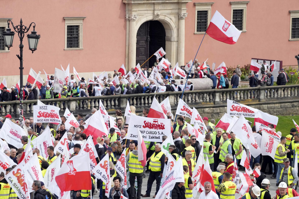 Poľskí farmári a ďalší demonštranti sa zhromaždili v centre Varšavy, aby protestovali proti klimatickej politike Európskej únie a proeurópskej vláde Poľska. FOTO: TASR/AP