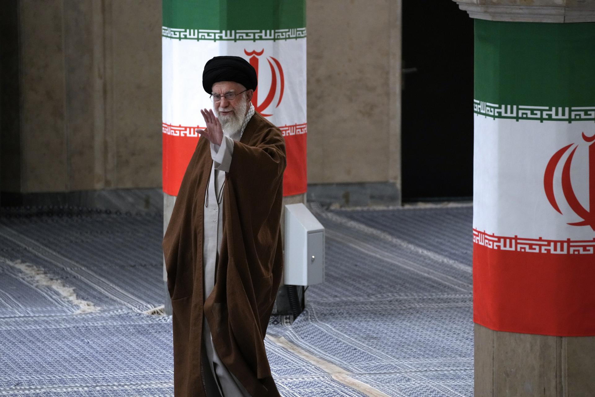 Zástancovia tvrdej línie v Iráne získali najviac kresiel aj v druhom kole volieb