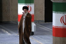 Iránsky najvyšší duchovný vodca ajatolláh Alí Chameneí máva počas príchodu na hlasovanie v 2. kole parlamentných volieb v Iráne. FOTO: TASR/AP