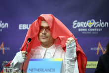 Joost Klein reprezentujúci Holandsko počas tlačovej konferencie po druhom semifinále pesničkovej súťaže Eurovízia v juhošvédskom meste Malmö. FOTO: TASR/AP