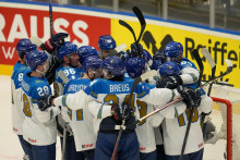 Kazašskí hokejisti oslavujú víťazstvo 3:1 po zápase B-skupiny Francúzsko - Kazachstan na 87. majstrovstvách sveta v ľadovom hokeji v Ostrave. FOTO: TASR/AP