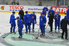 Slovenskí hokejisti počas sobotňajšieho tréningu na 87. majstrovstvách sveta v ľadovom hokeji 2024 v Ostrave. Slovenskí hokejisti odohrajú v nedeľu druhý zápas B-skupiny proti Kazachstanu. FOTO: TASR